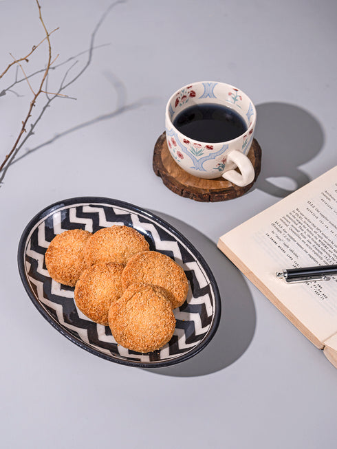 Black and White Zig Zag Design Oval Plate