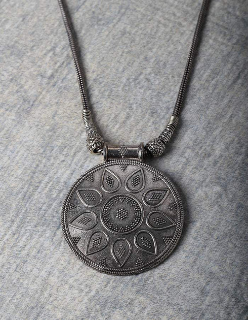 Round Pendant White Metal Chain Necklace