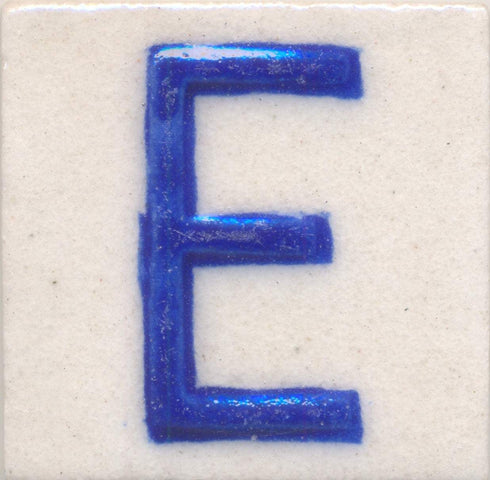 Blue E alphabet white tile (2x2)