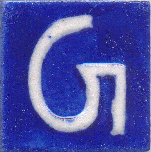 White G alphabet blue tile (2x2)