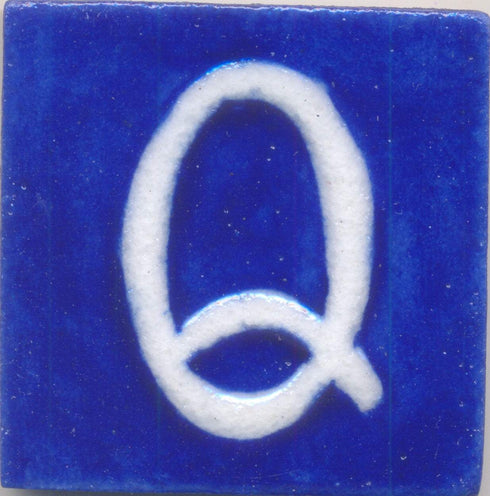 White Q alphabet blue tile (2x2)