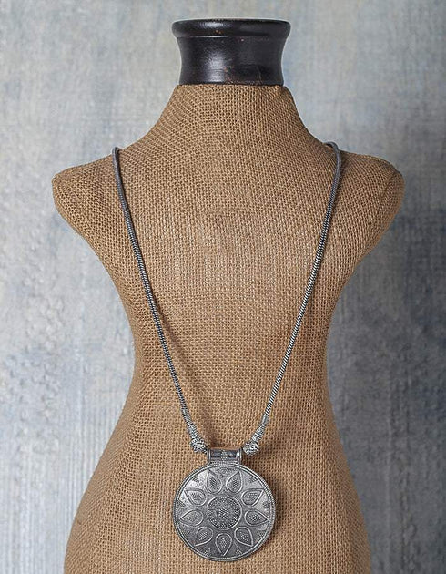 Round Pendant White Metal Chain Necklace